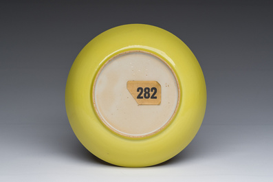 Een Chinese monochrome gele schotel, 18de/19de eeuw