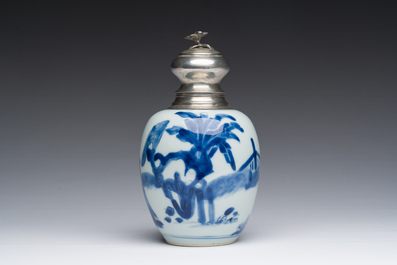 Bo&icirc;te &agrave; th&eacute; en porcelaine de Chine bleu et blanc &agrave; monture en argent hollandais, Kangxi