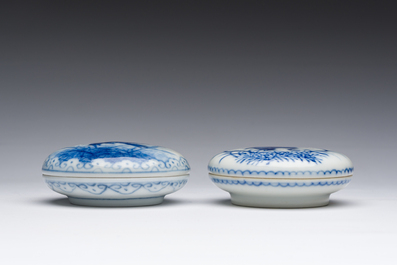 Deux bo&icirc;tes &agrave; p&acirc;te en porcelaine de Chine bleu et blanc dans le style de Wang Bu 王步, marque de Yongzheng, R&eacute;publique, 20&egrave;me si&egrave;cle