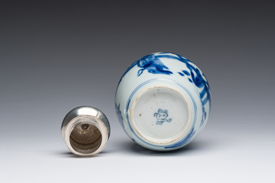 Bo&icirc;te &agrave; th&eacute; en porcelaine de Chine bleu et blanc &agrave; monture en argent hollandais, Kangxi