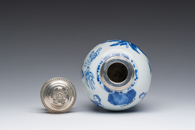 Bo&icirc;te &agrave; th&eacute; en porcelaine de Chine bleu et blanc &agrave; monture en argent hollandais, Kangxi
