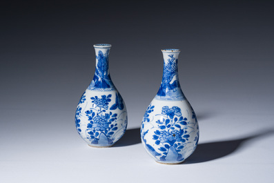 Een paar Chinese peervormige blauw-witte vazen met kraanvogels, Kangxi