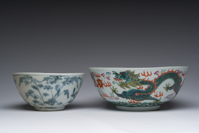 Bol en porcelaine de Chine bleu et blanc dit 'de Swatow' et un bol rose-verte &agrave; d&eacute;cor de dragons, 19&egrave;me si&egrave;cle