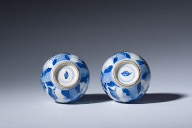 Een paar Chinese peervormige blauw-witte vazen met kraanvogels, Kangxi