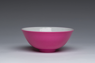 Bol en porcelaine de Chine en rose monochrome, marque de Yongzheng, R&eacute;publique