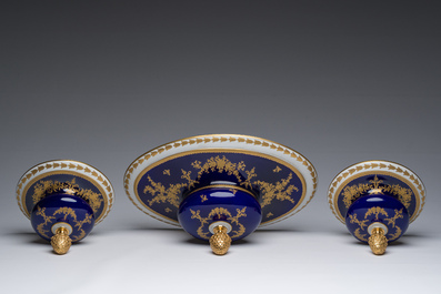 Een Italiaanse polychrome en deels vergulde driedelige S&egrave;vres-stijl schouwgarnituur met landschappen en romantische sc&egrave;nes, Giulia Mangani, 20ste eeuw