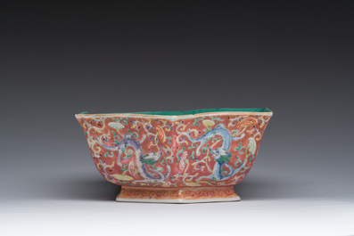 Bol de forme hexagonale en porcelaine de Chine famille rose &agrave; d&eacute;cor de dragons, marque et &eacute;poque de Tongzhi