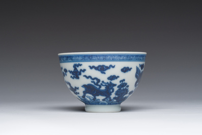 Een Chinese blauw-witte kom met mythische dieren, Yongzheng merk, 19de/20ste eeuw