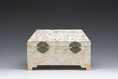 Coffret incrust&eacute; de nacre, Inde, probablement Gujarat, probablement 18&egrave;me si&egrave;cle