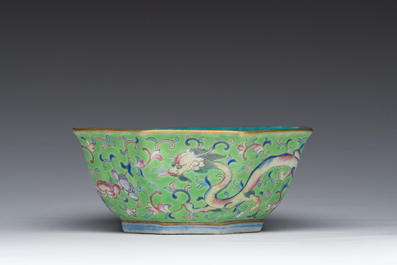 Bol de forme hexagonale en porcelaine de Chine famille rose &agrave; d&eacute;cor de dragons, marque et &eacute;poque de Tongzhi