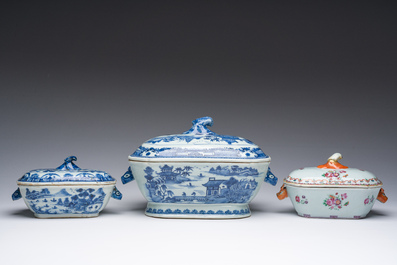 Drie Chinese blauw-witte en famille rose dekselterrines met twee onderschotels, Qianlong