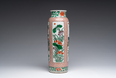 Assiette et vase de forme rouleau en porcelaine de Chine famille verte &agrave; d&eacute;cor floral, Kangxi et post&eacute;rieur