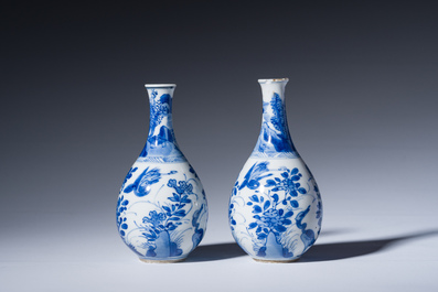 Een paar Chinese peervormige blauw-witte vazen met kraanvogels, Kangxi
