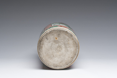 Assiette et vase de forme rouleau en porcelaine de Chine famille verte &agrave; d&eacute;cor floral, Kangxi et post&eacute;rieur