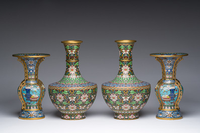 Deux paires de vases en &eacute;maux cloisonn&eacute;s et un plat &agrave; d&eacute;cor de papillons parmi des branches fleuries sur un support en bois, Chine, 20&egrave;me si&egrave;cle