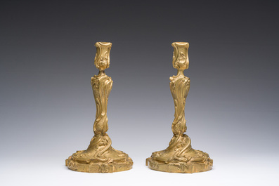 Een paar Franse verguld bronzen Lodewijk XV-stijl kandelaars met floraal decor, 19de eeuw