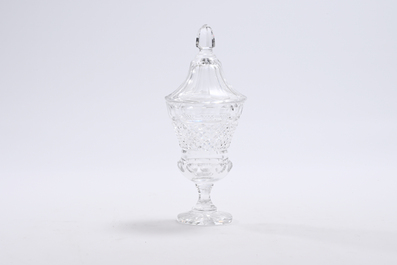 Pichet bellarmine en gr&egrave;s allemand et une bonbonni&egrave;re en cristal taill&eacute;, 17&egrave;me et 19&egrave;me si&egrave;cle