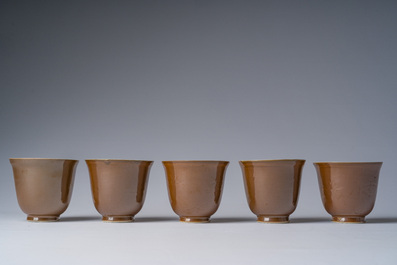 Vijf Chinese koppen en schotels met onderglazuur decor op capucijnbruine fondkleur, Qianlong