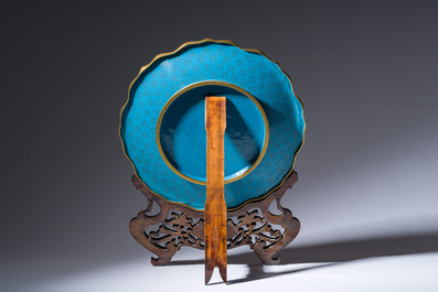 Deux paires de vases en &eacute;maux cloisonn&eacute;s et un plat &agrave; d&eacute;cor de papillons parmi des branches fleuries sur un support en bois, Chine, 20&egrave;me si&egrave;cle