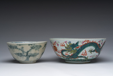 Bol en porcelaine de Chine bleu et blanc dit 'de Swatow' et un bol rose-verte &agrave; d&eacute;cor de dragons, 19&egrave;me si&egrave;cle
