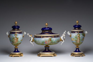 Een Italiaanse polychrome en deels vergulde driedelige S&egrave;vres-stijl schouwgarnituur met landschappen en romantische sc&egrave;nes, Giulia Mangani, 20ste eeuw