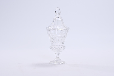 Pichet bellarmine en gr&egrave;s allemand et une bonbonni&egrave;re en cristal taill&eacute;, 17&egrave;me et 19&egrave;me si&egrave;cle