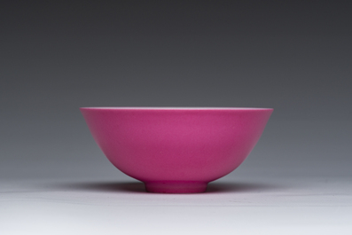 Bol en porcelaine de Chine en rose monochrome, marque de Yongzheng, R&eacute;publique
