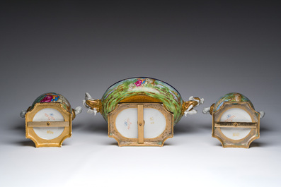 Een Italiaanse polychrome en deels vergulde driedelige S&egrave;vres-stijl schouwgarnituur met landschappen en romantische sc&egrave;nes, Giulia Mangani, 20ste eeuw