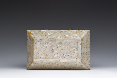 Coffret incrust&eacute; de nacre, Inde, probablement Gujarat, 18&egrave;me si&egrave;cle
