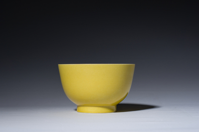 Bol en porcelaine de Chine en jaune monochrome, marque de Qianlong, 19&egrave;me/20&egrave;me si&egrave;cle