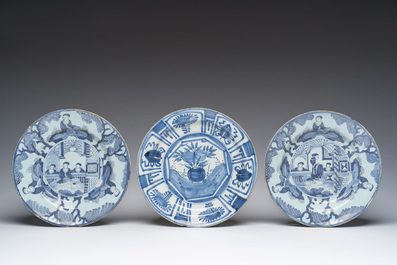 Drie blauw-witte Delftse borden met chinoiserie decor, 17de/18de eeuw