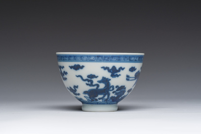 Een Chinese blauw-witte kom met mythische dieren, Yongzheng merk, 19de/20ste eeuw