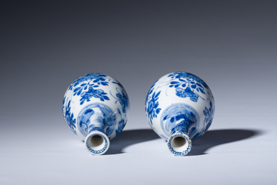 Een paar Chinese peervormige blauw-witte vazen met kraanvogels, Kangxi