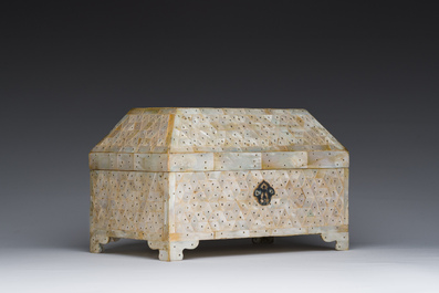 Coffret incrust&eacute; de nacre, Inde, probablement Gujarat, 18&egrave;me si&egrave;cle