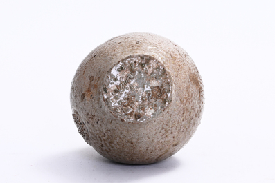 Pichet bellarmine en gr&egrave;s allemand et une bonbonni&egrave;re en cristal taill&eacute;, 17&egrave;me et 19&egrave;me si&egrave;cle