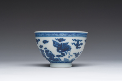 Een Chinese blauw-witte kom met mythische dieren, Yongzheng merk, 19de/20ste eeuw