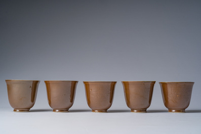 Vijf Chinese koppen en schotels met onderglazuur decor op capucijnbruine fondkleur, Qianlong