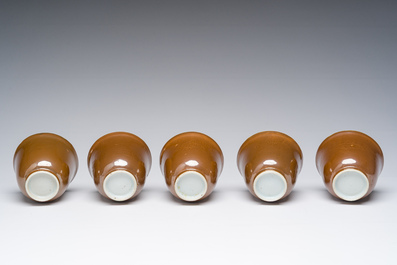 Vijf Chinese koppen en schotels met onderglazuur decor op capucijnbruine fondkleur, Qianlong