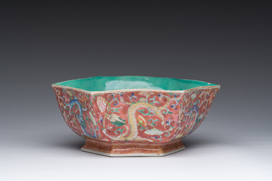 Bol de forme hexagonale en porcelaine de Chine famille rose &agrave; d&eacute;cor de dragons, marque et &eacute;poque de Tongzhi