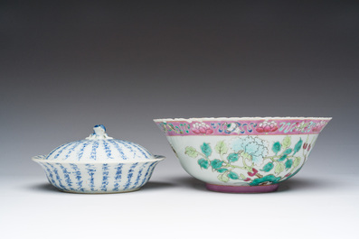 Bol en porcelaine de Chine famille rose pour le march&eacute; Straits ou Peranakan et un bol couvert pour le march&eacute; thai &agrave; d&eacute;cor de calligraphie, 19&egrave;me s.
