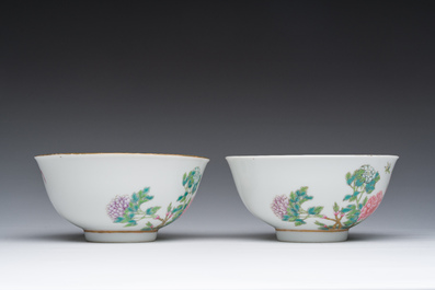 Een paar Chinese famille rose kommen met pioenen en vlinders, Jiangxi Zhen Pin merk, Republiek, 20ste eeuw