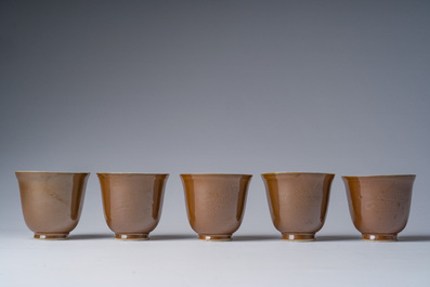 Vijf Chinese koppen en schotels met onderglazuur decor op capucijnbruine fondkleur, Qianlong