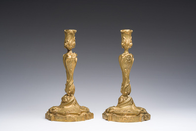 Een paar Franse verguld bronzen Lodewijk XV-stijl kandelaars met floraal decor, 19de eeuw