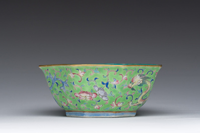 Bol de forme hexagonale en porcelaine de Chine famille rose &agrave; d&eacute;cor de dragons, marque et &eacute;poque de Tongzhi