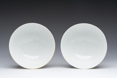 Paire de bols en porcelaine de Chine famille rose &agrave; d&eacute;cor de pivoines, marque de Jiangxi Zhen Pin, R&eacute;publique, 20&egrave;me si&egrave;cle
