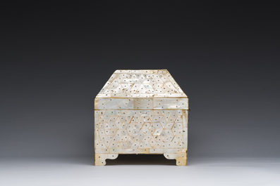 Coffret incrust&eacute; de nacre, Inde, probablement Gujarat, probablement 18&egrave;me si&egrave;cle