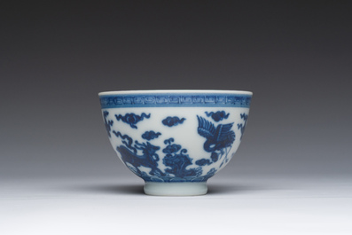 Een Chinese blauw-witte kom met mythische dieren, Yongzheng merk, 19de/20ste eeuw