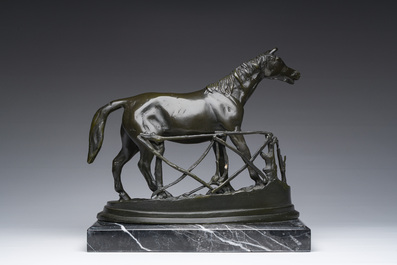 Pierre-Jules M&egrave;ne (1810-1879): Een paard aan een afsluiting, groengepatineerd brons op een marmeren basis, tweede helft 20ste eeuw