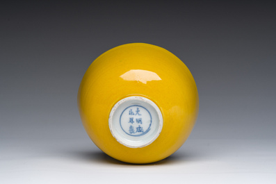 A Chinese yellow glazed bowl, Chenghua mark, 19th/20th C.