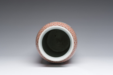 Assiette et vase de forme rouleau en porcelaine de Chine famille verte &agrave; d&eacute;cor floral, Kangxi et post&eacute;rieur